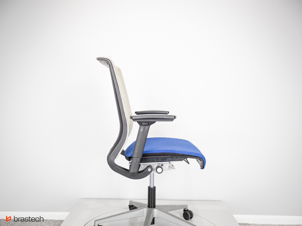 Fotel Steelcase Think widok z boku