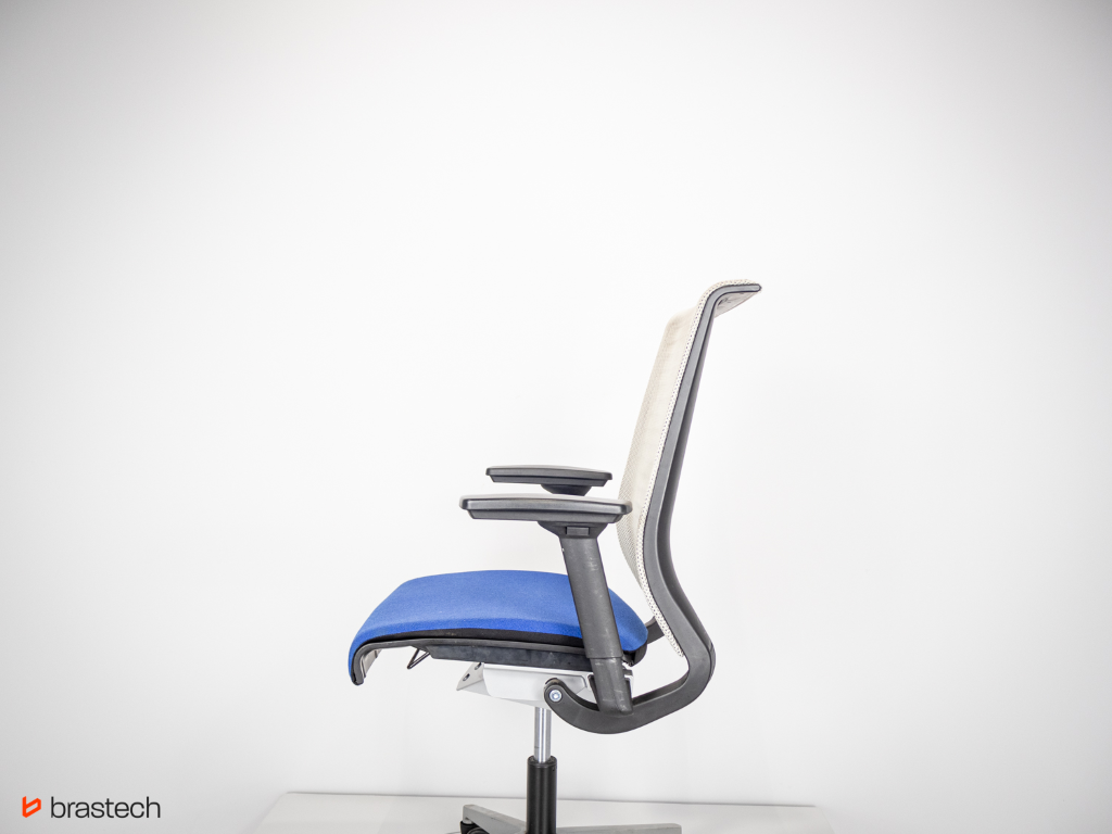 Fotel Steelcase Think widok z boku