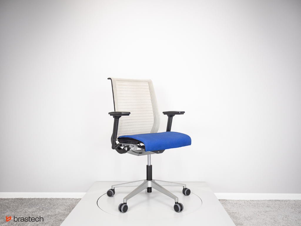 Steelcase Think z niebieską tapicerką