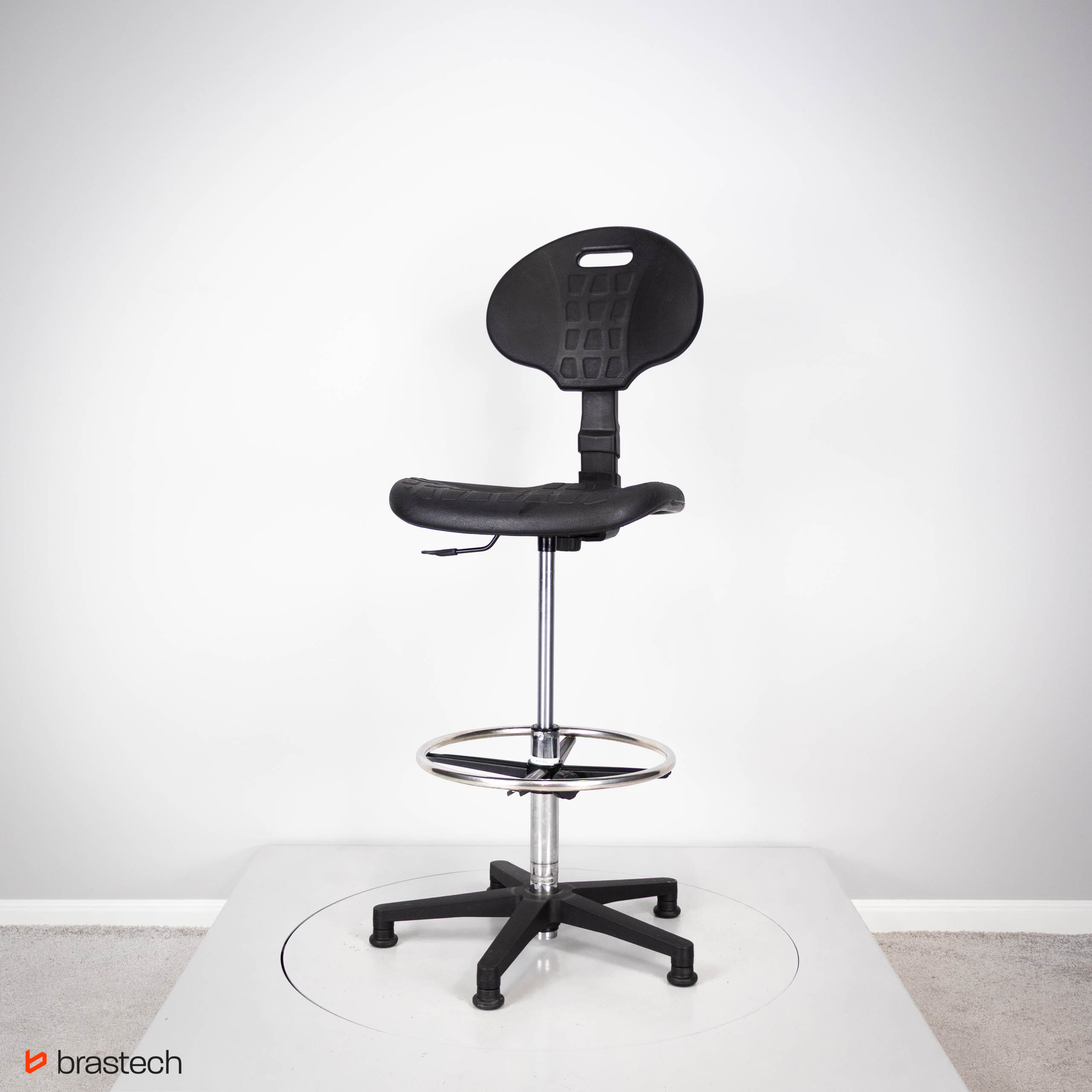 Krzesło warsztatowe na stopkach