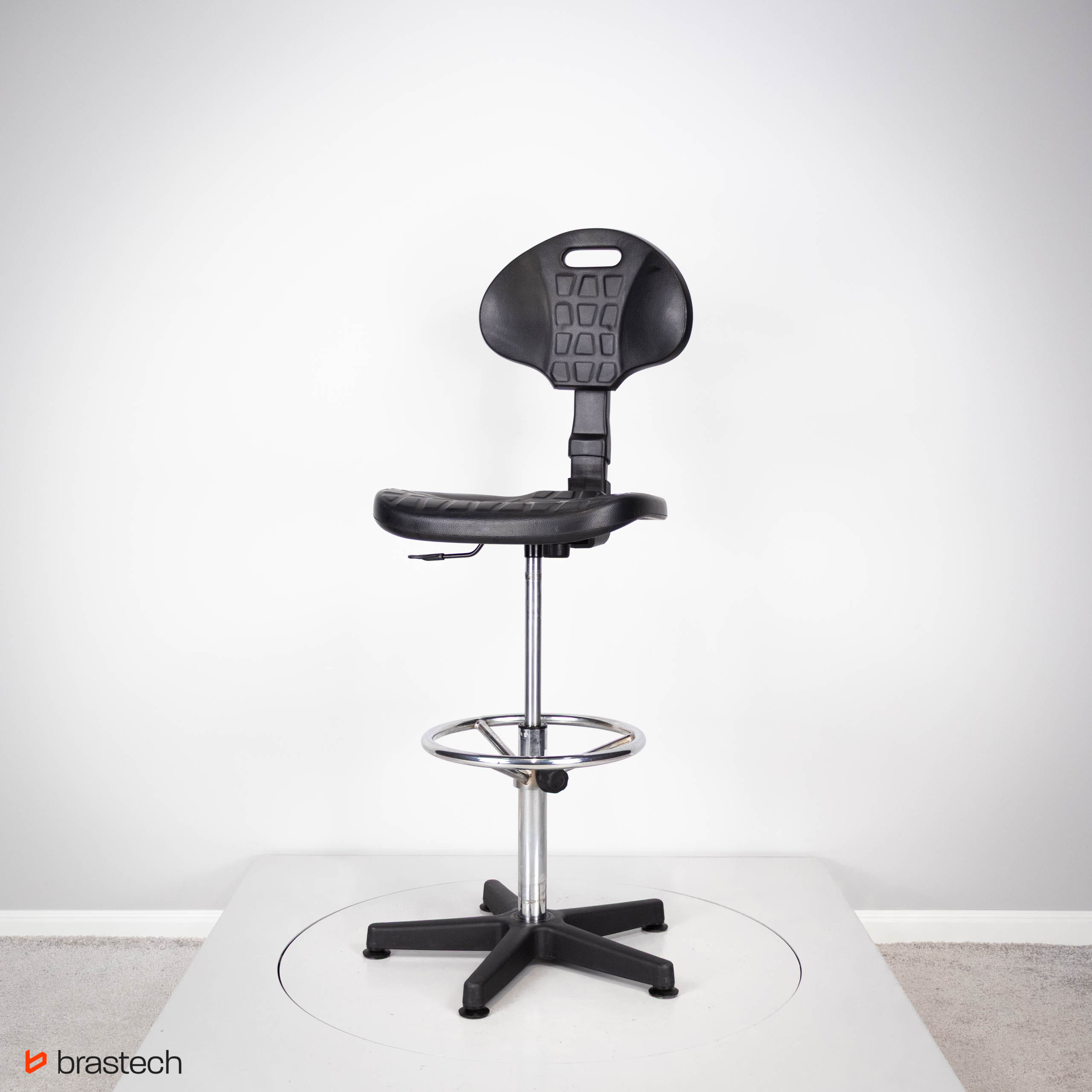 Krzesło warsztatowe na stopkach